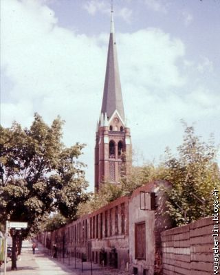 Berlin-Ouest. L'église, située à l'est, fut dynamitée en 1985