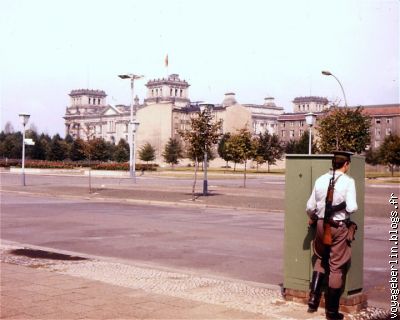 Berlin-Est, le Reichstag est à l'Ouest...