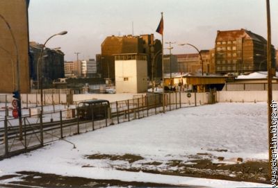 Checkpoint Charlie vu de Berlin-Est